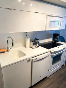 High Floor 1 Bedroom & Den Condo Iceboat Terrace Downtown Toronto