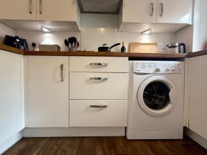 Large 4-Bed Home in Marylebone, Wi-Fi, Parking & Extended Stays