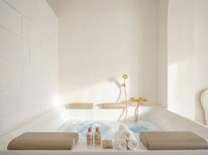 Marchesa - 2 Bedrooms, Terrace & Bath Tub in Center