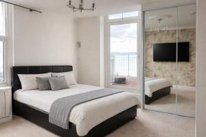 Loveliest Homes The View 2 bed Apartment overlooking the Beach