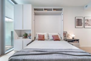 JOIVY Luxury Waterfront Studio with Balcony & Parking in Genoa