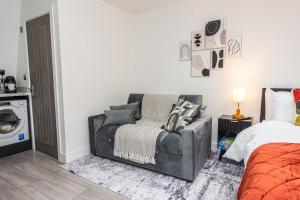 Tooting Broadway Studios, 5mins to Station