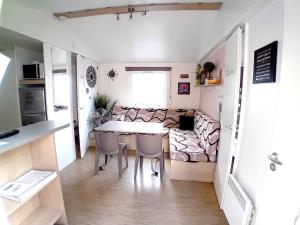 2 Bed - Sleeps 4 - Free Parking - 5 mins to Beach
