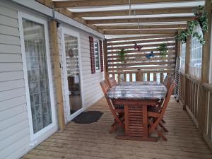 3 Bed House - Sleeps 6 - Parking - Wifi