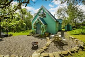 The Tabernacle, Design-led Converted Chapel with Hot Tub, Highland Perthshire