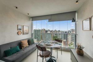 Studio c varanda em prédio c piscina URB1406