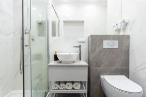 Urban Chic - Luxury Stay for up to 20 Guests in Mennica Residence, Warsaw Center