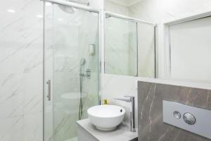 Urban Chic - Luxury Stay for up to 20 Guests in Mennica Residence, Warsaw Center