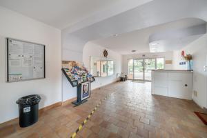 Hello Côte dAzur - Spacious Studio with Balcony close to the Sea, Pool, Tennis court, Air Conditioned