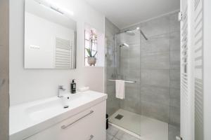 Hello Côte dAzur - Spacious Studio with Balcony close to the Sea, Pool, Tennis court, Air Conditioned