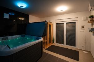 Luxury Villa - Heated Pool,Jacuzzi & Sauna