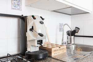 Historic Center Flat - 5min to Colosseum, 300mt to Metro, Pvt Balcony, A-C