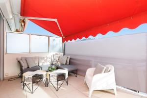 XXL 2 beds with XXL terrace next to Martinez Hotel