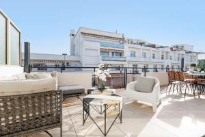 XXL 2 beds with XXL terrace next to Martinez Hotel