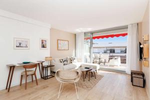 XXL 2 beds with XXL terrace next to Martinez Hotel