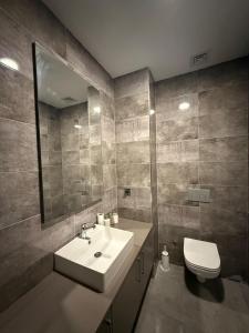 Bright Modern Studio with Balcony