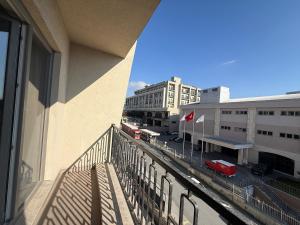 Bright Modern Studio with Balcony