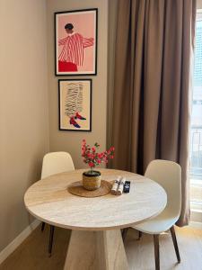 Bright Modern Studio with Balcony