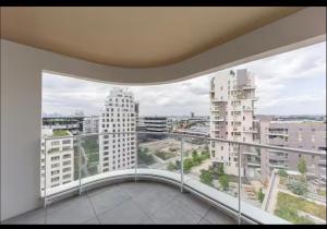 Eiffel Tower view Terrace, parking, RER on foot