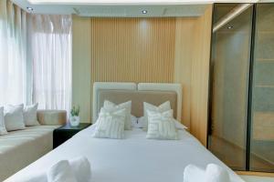 Refined Swimming Pool Panoramic View Center