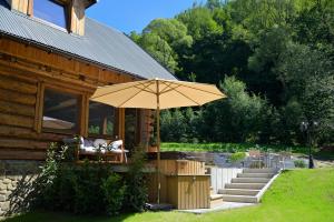 Polana Słowikowa 5 star- domek w górach z jacuzzi, sauna,basen,ogród z lasem, kominek i narty