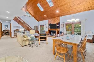 1215 - Corolla Hideaway