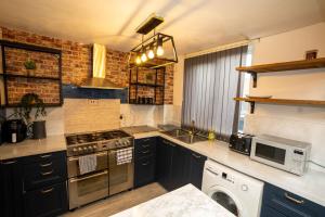 3-Bedroom Contractor House near i54 Business Park & M54