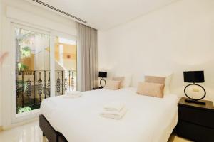 Luxury seaview apartment in Marbella located in a secure gated community with swimming pool and large terrace Perfect for families visiting Marbella and Puerto Banús