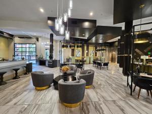 Modern 1BR Pool Patio Sleeps 5