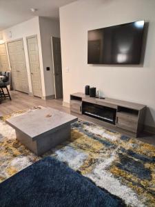 Modern Frisco Apt, Pool, Patio Sleeps 5 Mins From Universal Kids Resort!