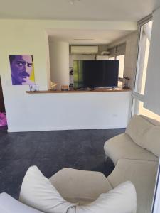 Living, 2 dormitorios con Cochera y Vista a los Bosques, BBQ y Laundry
