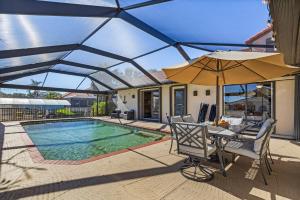 Walk to Yacht Club Beach, Pool, Spa & Gulf Access Waterfront Escape - Cozy Corner - Roelens