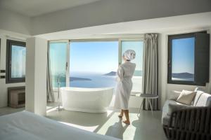 Sun Rocks Boutique Hotel - Caldera View Suites & Sunset Dining Experience