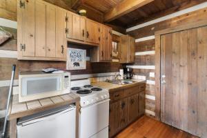 Rustic Mountain Escape with Fire Pit and Mountain Views-Cabin 1