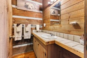 Rustic Mountain Escape with Fire Pit and Mountain Views-Cabin 1