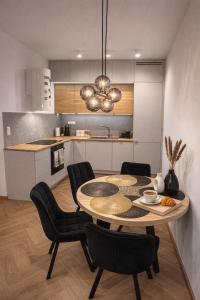 Designerski Apartament Wola - Parking Gratis - Klimatyzacja - Blisko Centrum - SmartTV