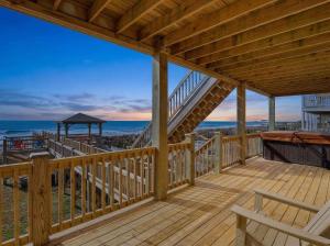 Steps to the Sand Sleeps 12 Hot Tub Grill