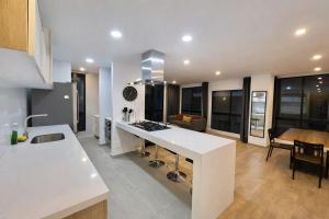 Luxury Apt I Views, Sauna, Gym near Unicentro