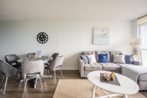 Birds Eye View of the Lake 1 Bedroom & Den Condo in Downtown Toronto
