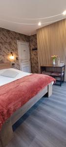 A lombre de la chapelle