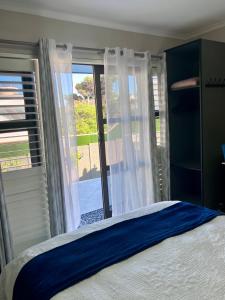 Penguins Cove Coastal Sanctuary Studio Apartment-Bloubergstrand