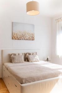 LK17 Bright Central 2BR Apartment with Balcony