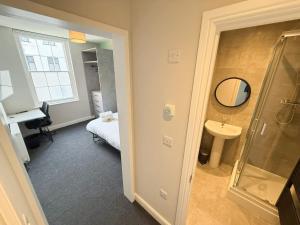 Six Bedroom Flat on John Street - Flat 1