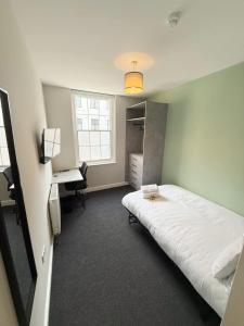 Six Bedroom Flat on John Street - Flat 1