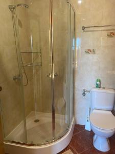 Charming, Top Floor, 1 Bedroom Apartment