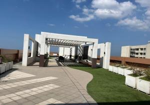 Pet-Friendly Condo with Balcony - Near NAIA Airport, PICC, MOA & Manila Bay - Free Pool, Sauna, Fast WiFi