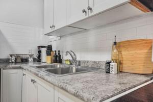 2 BR 1 Bath Apt with Parking and Close toAmenities