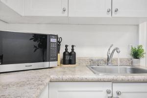 2 BR 1 Bath Apt with Parking and Close toAmenities