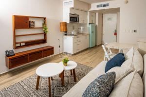 Prime Location 1BR Pool Walk to the Beach