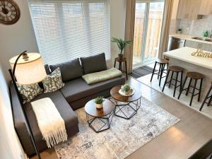 Cozy 3BR Barrie Hub - Private Yard - Easy 2-Car Parking